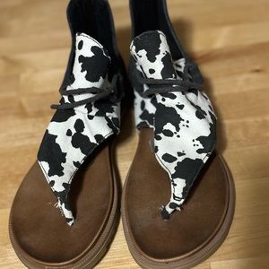 Very G sandals with zipper back and cowprint bw size 7 🐮🤠